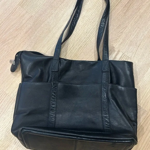 EUC Wilsons Leather Black Shoulder Bag - Picture 7 of 14